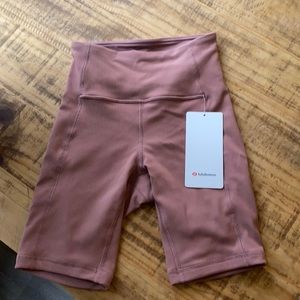 Lulu size 2 8” Contour Shorts